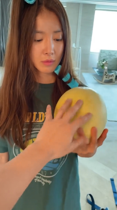 李施昤老公指導她擺Pose。