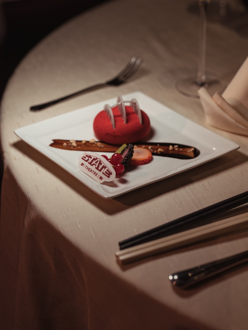 《皇都之夜》參考50年代夜總會餐單，其中甜以「飛拱」造型設計。