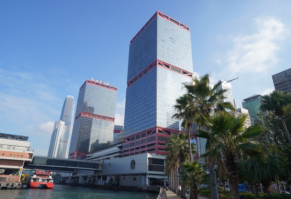 上環信德中心西翼15樓單位以1.35億易手，平均呎價13485元。