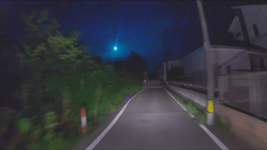 日本網民深夜開車目擊隕石。 IG @i_am_k2k 日本網民深夜開車目擊隕石。 IG @i_am_k2k