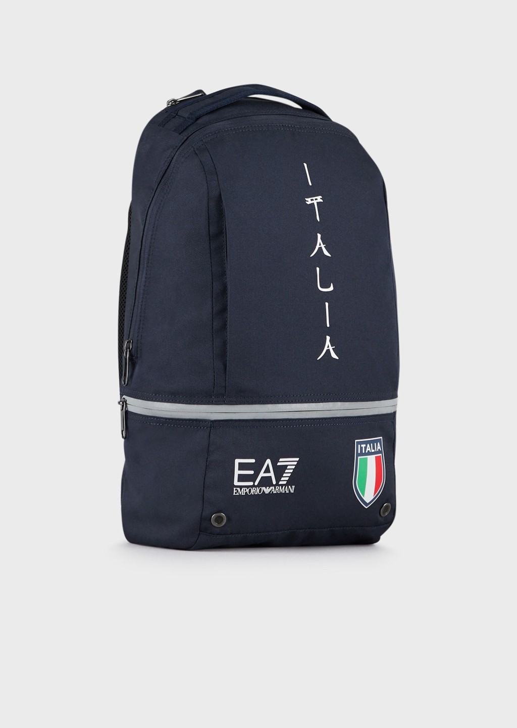 品牌亦推出與意大利代表隊同款運動裝及配飾，包括背囊//$1,300。(Emporio Armani)