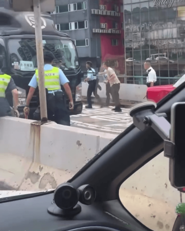 多名警員在堅拿道天橋戒備。Threads:hkcaml 多名警員在堅拿道天橋戒備。Threads:hkcaml