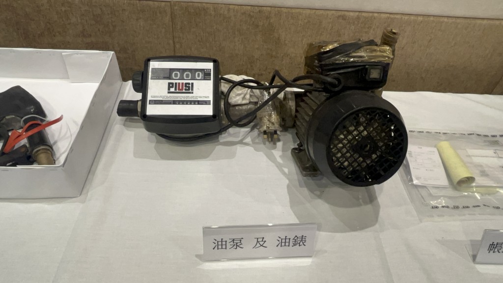 非法油站中所使用油泵和油錶。