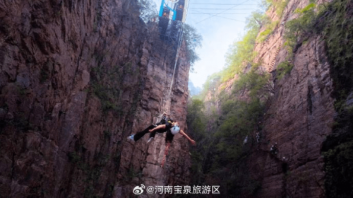 河南宝泉旅游区秋千。 微博