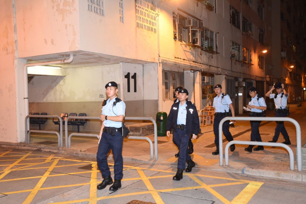 10多名機動部隊及便衣警員重返白田邨。尹敬堂攝