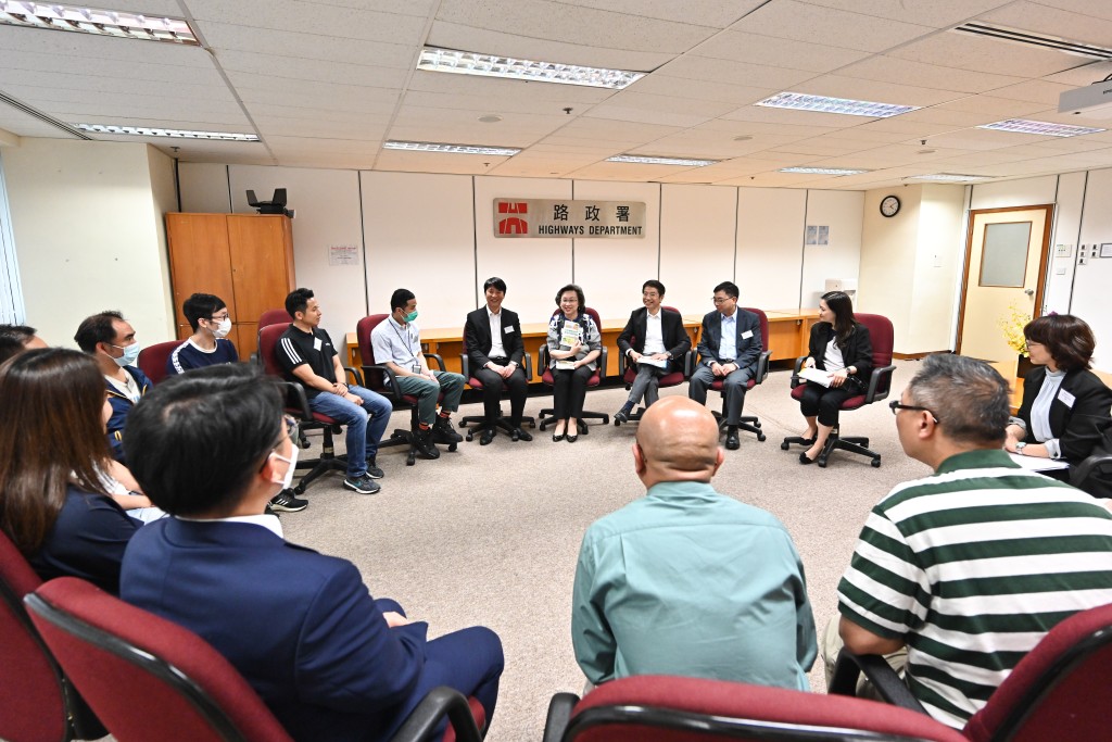 杨何蓓茵（右五）与部门各职系的员工代表会面，就关注的事宜交换意见。