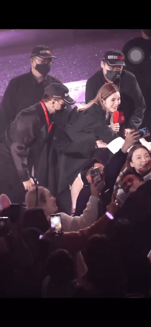 其间蔡卓妍走近观众席时，初恋男友背着舞台与忙于握手的蔡卓妍自拍。