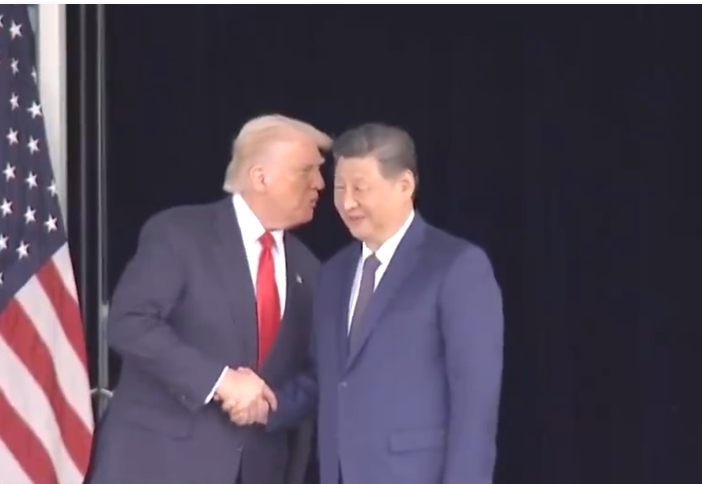 中美元首會晤結束後,特朗普送習近平主席上車前在耳朵說了些話。 央視 中美元首會晤結束後,特朗普送習近平主席上車前在耳朵說了些話。 央視