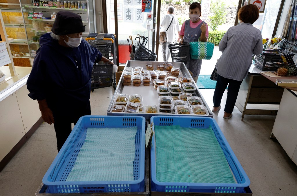 石垣島居民提前採購防颱物資。路透社