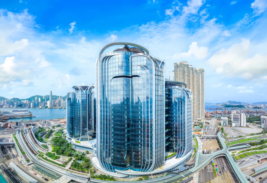 環球匯坐擁全港唯一高鐵站上蓋，享有獨一無二的「空鐵聯運」交通優勢，加上區內其他項目組成逾800萬呎商業群，勢將強化西九龍作為商業樞紐的地位。