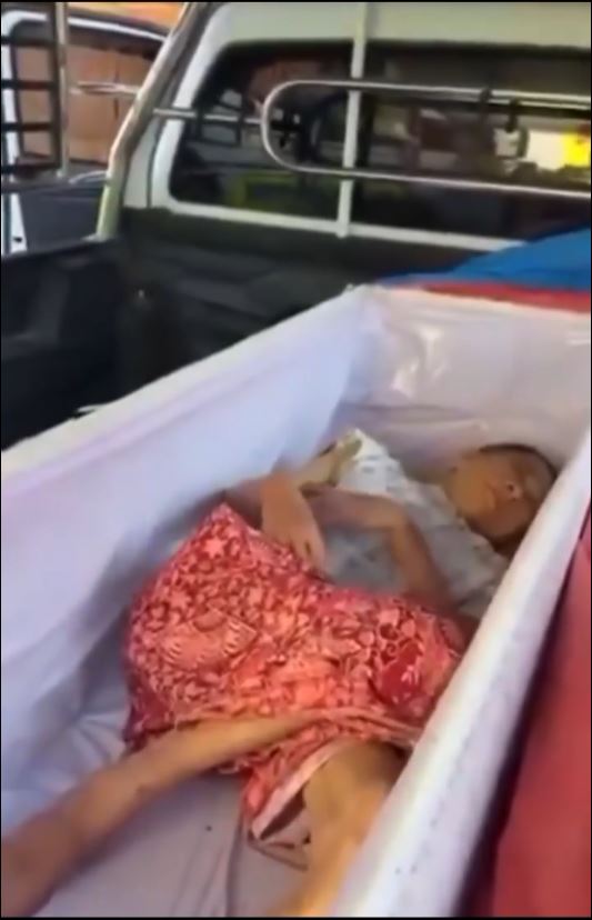險被開始火化的老婦在棺木中突然睜開眼求救。Wat Rat Prakhong Tham