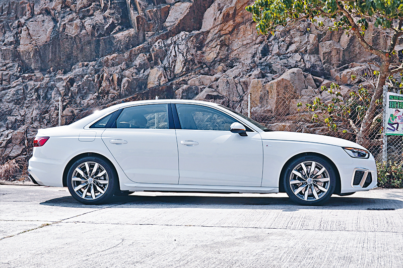 ●新版前後沙板擴闊，原車配備S-Line包圍和18吋胎軨。