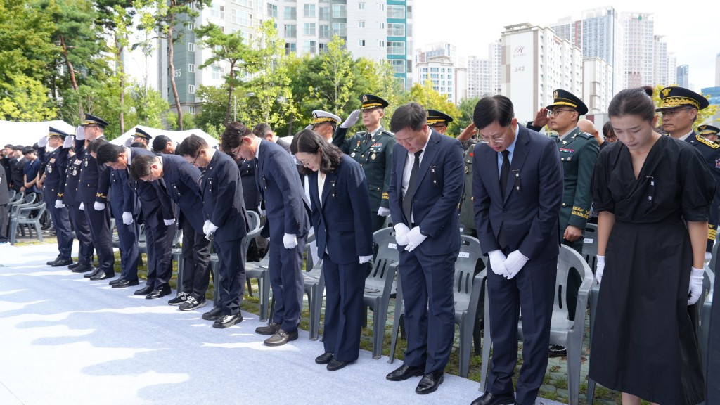為救中國老翁殉職南韓海警告別式,800人送行。 中新社 為救中國老翁殉職南韓海警告別式,800人送行。 中新社
