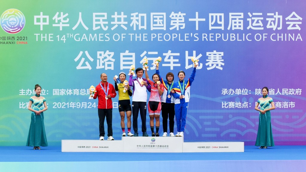 李思穎(右三)與教練沈金康登上頒獎台。相片由香港單車總會提供