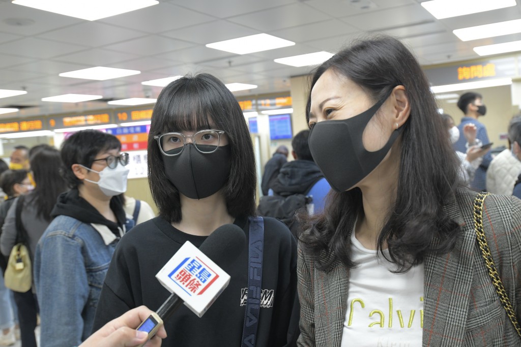 高中公民科學生領取回鄉證特別安排。鄧同學(左)、林女士。梁譽東攝