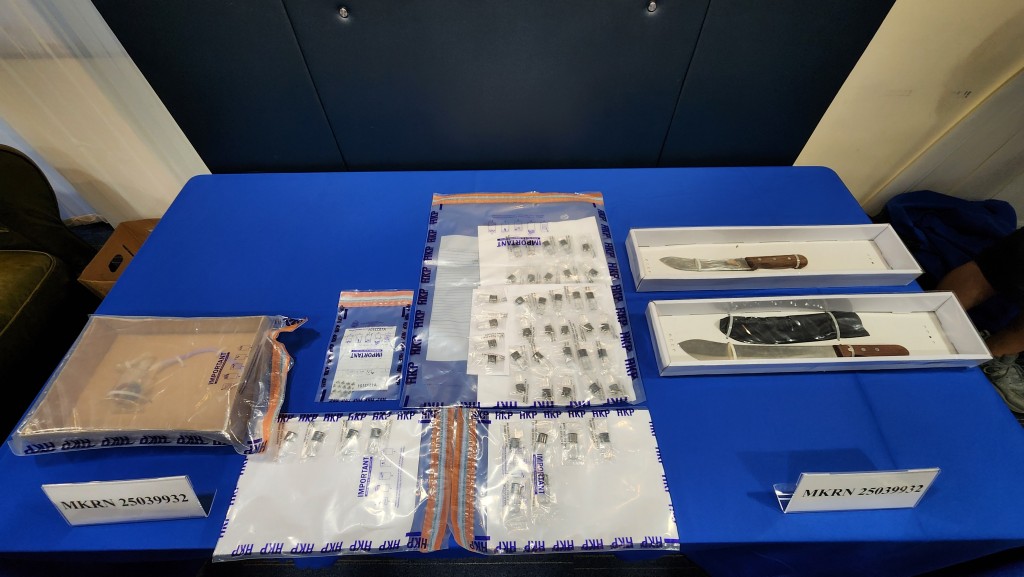 警方檢獲44粒內藏依托咪酯的膠囊、少量冰毒、兩把開山刀及一個用作吸食毒品的工具。