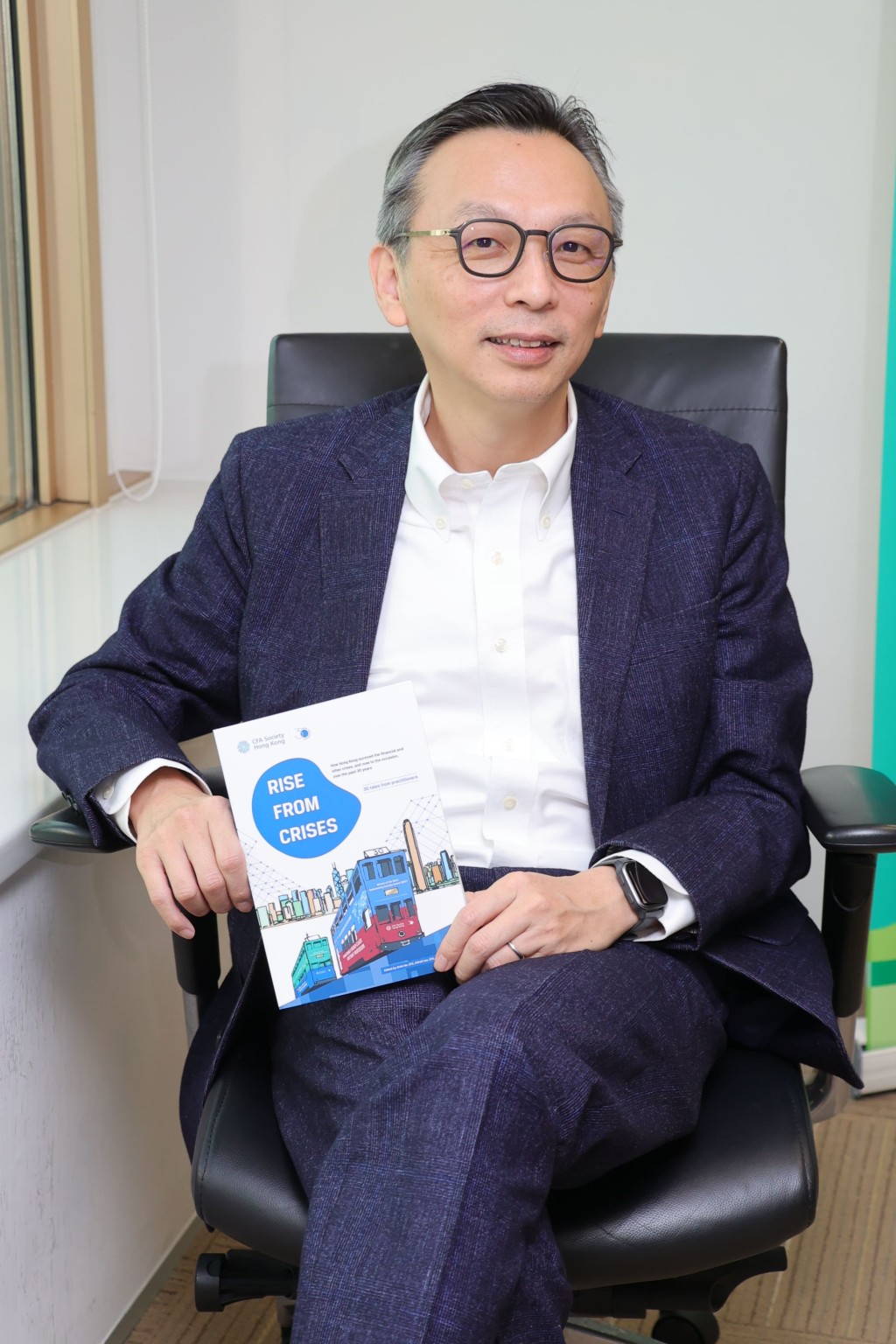 为庆祝香港特许金融分析师学会30周年，会长Alvin集结30位业界人士的文章成书，回顾香港如何捱过多次金融危机。