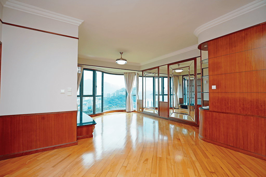 客飯廳空間宏闊，加上半弧形落地大玻璃設計，極具氣派。