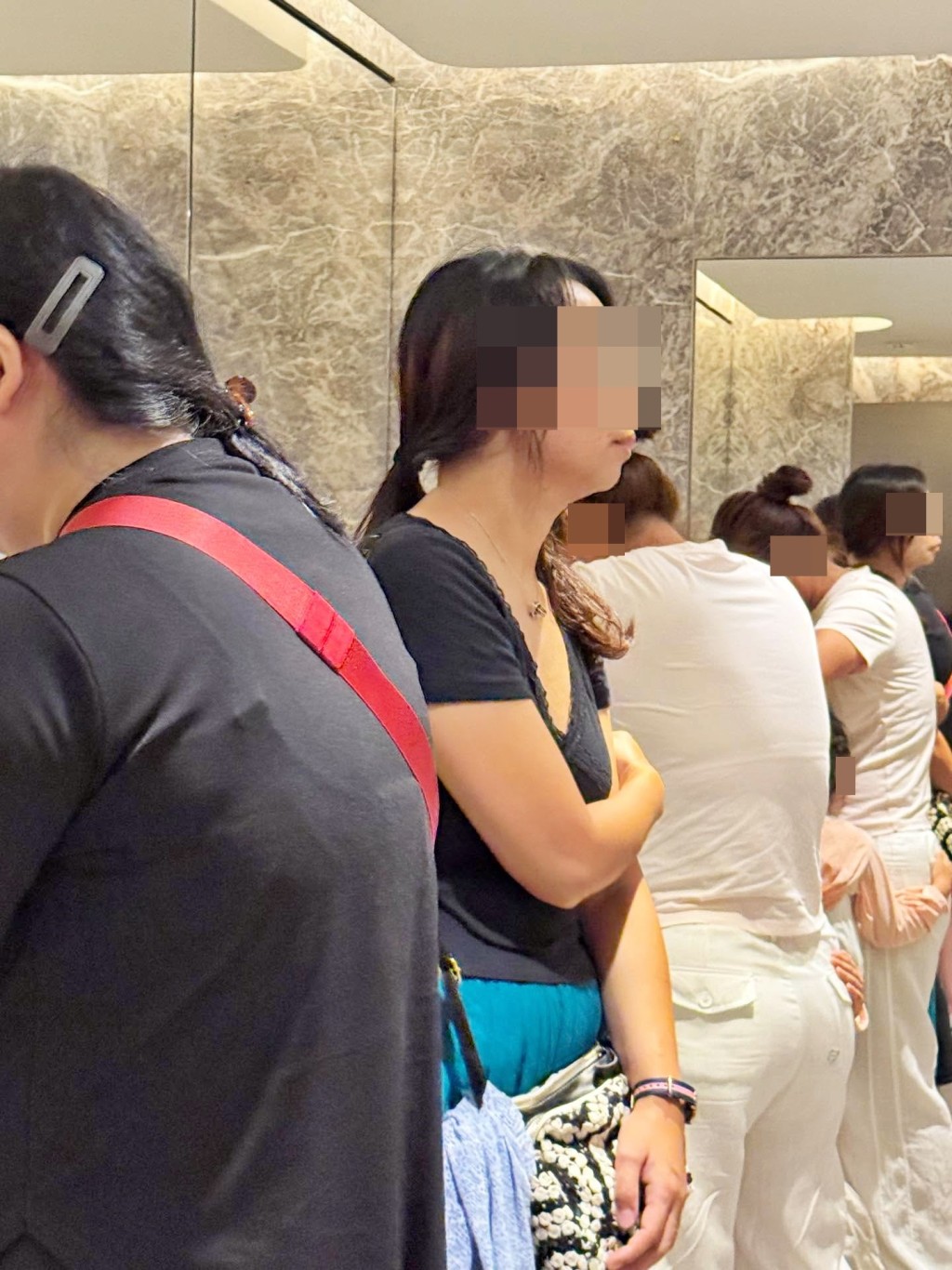回應的網民追問「之後呢?咁之後點?」, 樓主無奈指「無點,我想影清楚啲嗰時,前 面黑衫女仔幫佢遮住唔俾我影」。Threads截圖 回應的網民追問「之後呢?咁之後點?」, 樓主無奈指「無點,我想影清楚啲嗰時,前 面黑衫女仔幫佢遮住唔俾我影」。Threads截圖