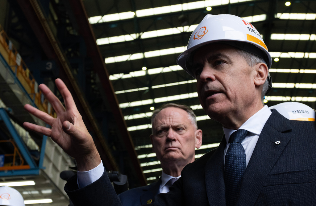 加國總理卡尼參觀南韓造船廠。 美聯社 加國總理卡尼參觀南韓造船廠。 美聯社