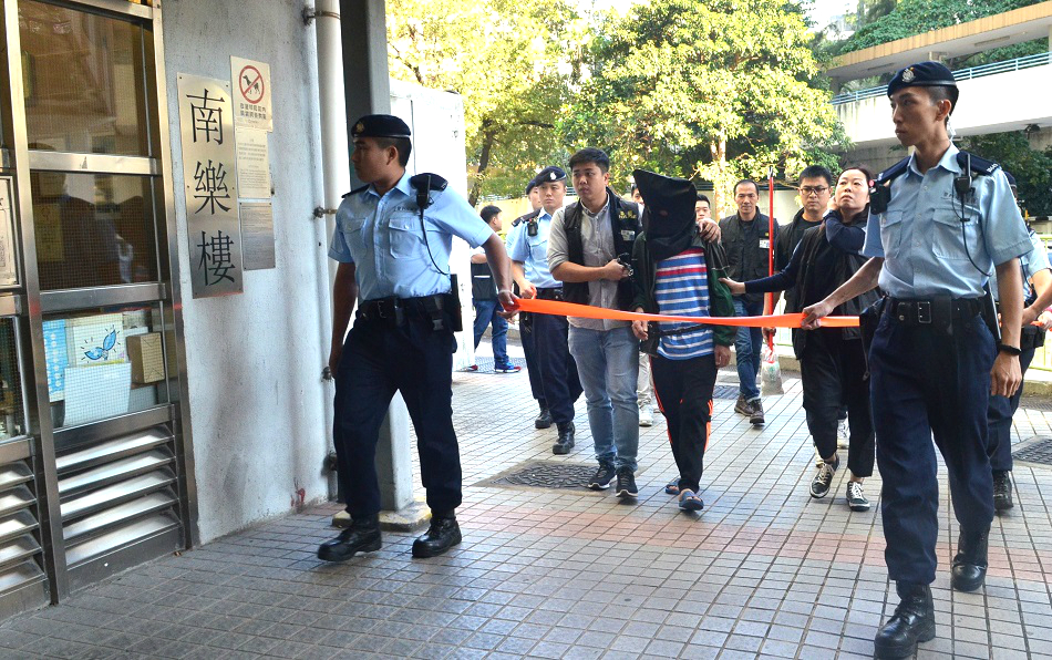 警員押疑犯重組案情