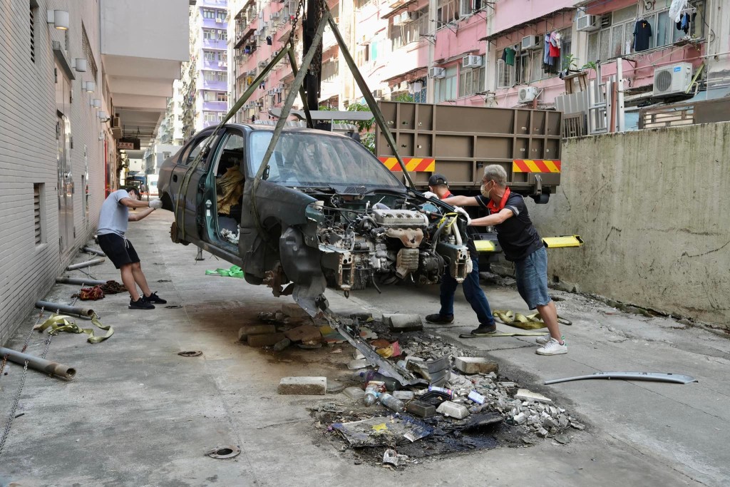 當局將土瓜灣美光街後巷約30架的棄置車輛徹底清理。卓永興fb圖片