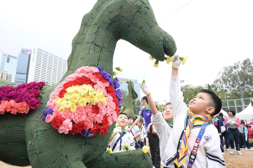 花壇由康乃馨、毋忘我、菊花、薰衣草、三色堇、秋英和洋鳳仙等嵌砌而成。