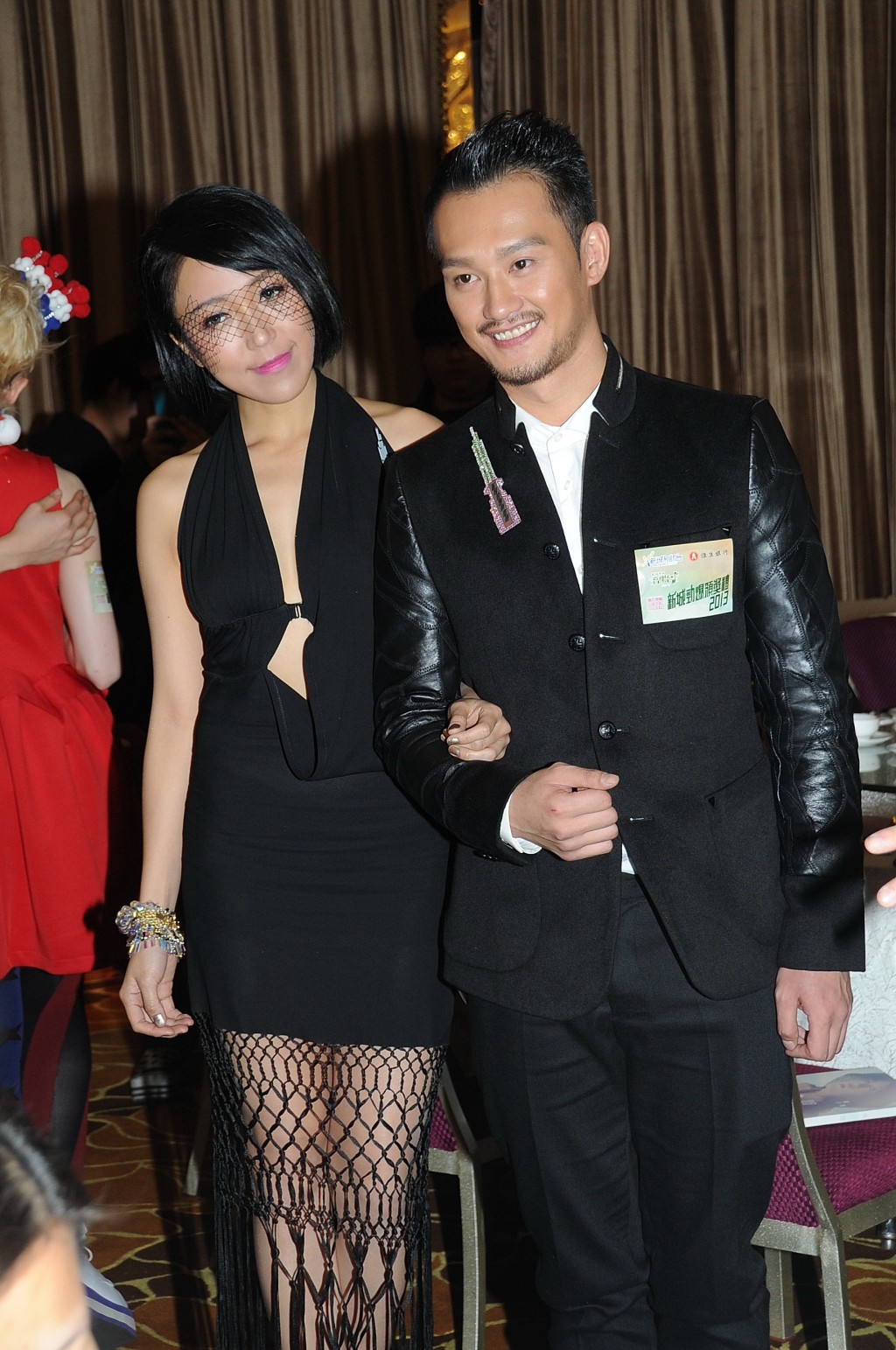 吴浩康2013年亦曾与同公司的锺舒漫拍拖，但因有指吴浩康一个月内与六个女性约会而分手。