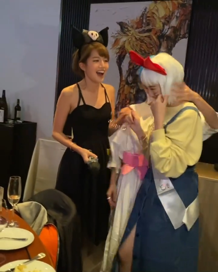 但Tania (右)突感觸落淚。