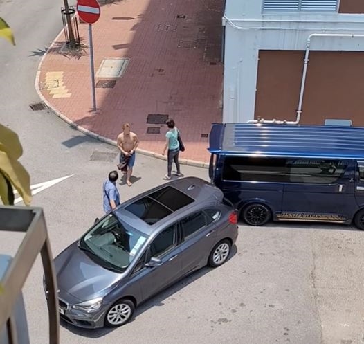 貨Van司機見座駕被私家車撞尾，赤膊衝向對方男女破口大罵。fb車cam L（香港群組）影片截圖