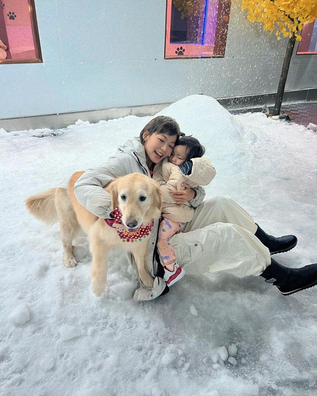 昨晚梁諾妍分享與囡囡Sir Face和愛犬Molly去玩雪的照片。