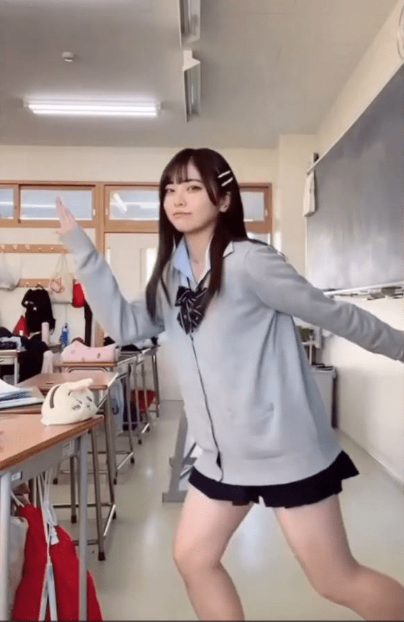 日本高中少女跟跳抖音阿伯的舞蹈，在网上大受欢迎。影片截图