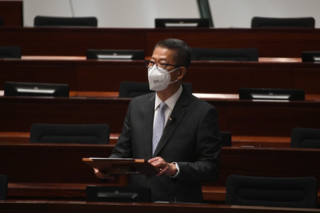 陳茂波出席立法會會議。（伍明輝攝）