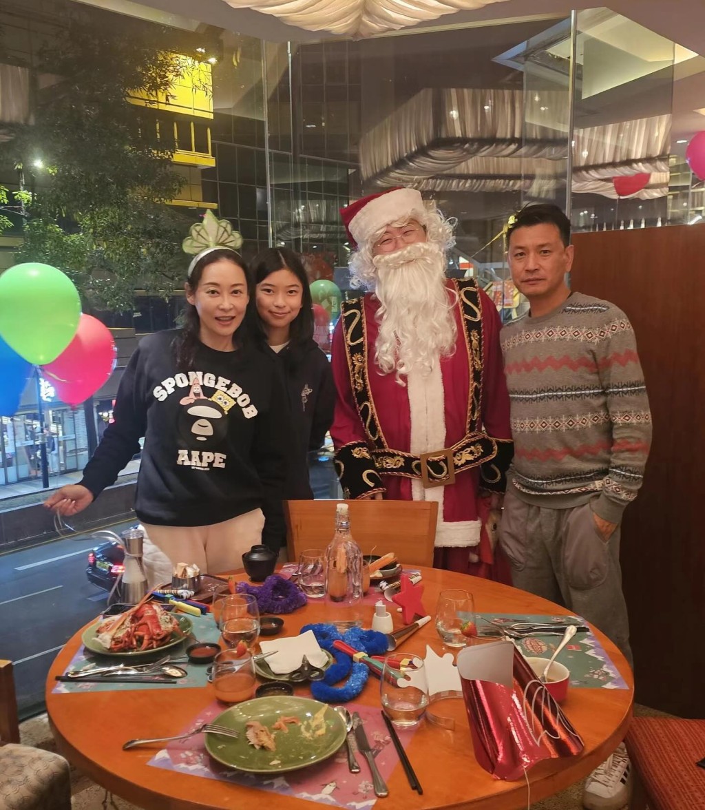 楊卓娜一家三口慶祝聖誕。