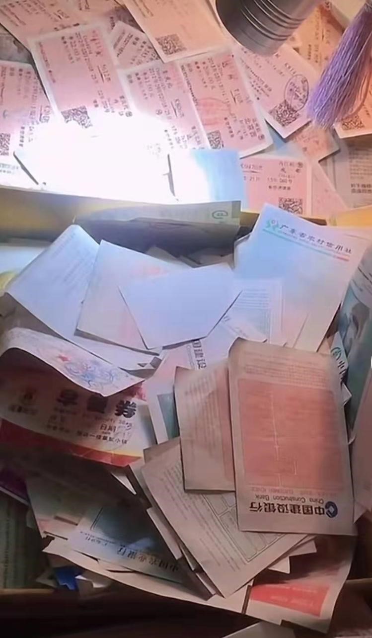 赵代富多年来四出找寻妻儿三人,积下大量各地的车票。 赵代富多年来四出找寻妻儿三人,积下大量各地的车票。
