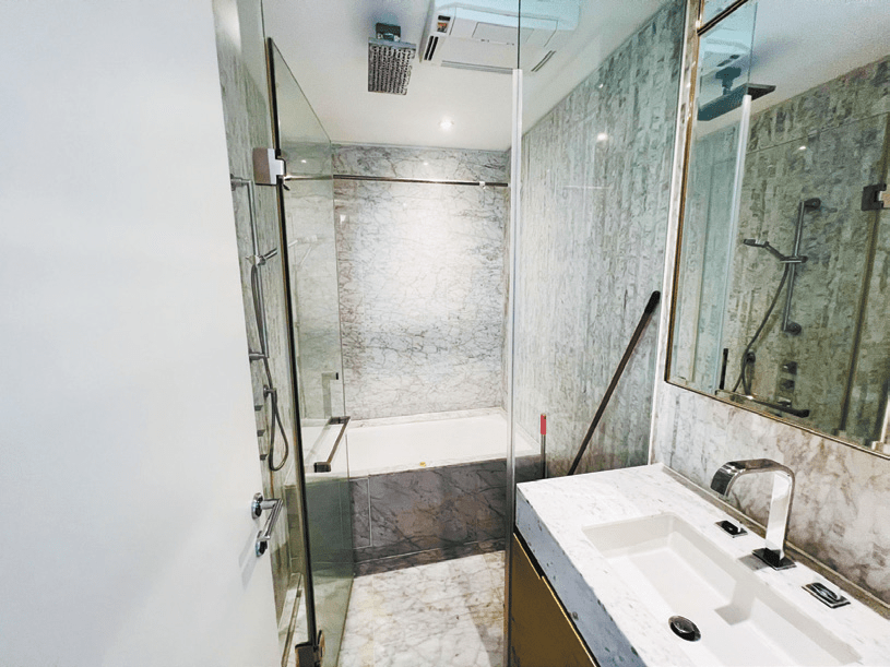 浴室新淨亮麗，牆身以灰白系雲石鋪設，具現代感。