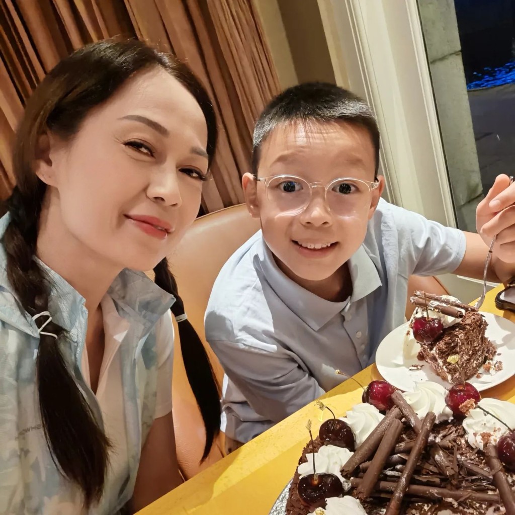 姚瑩瑩對兒子的照顧無微不至。