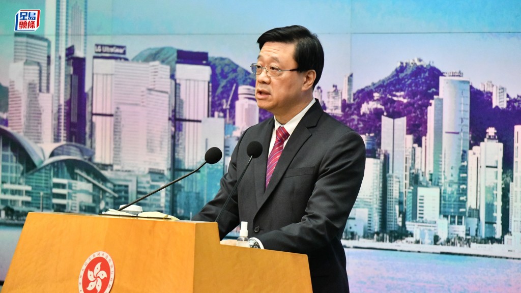 李家超出席行政會議前見記者。(禇樂琪攝)