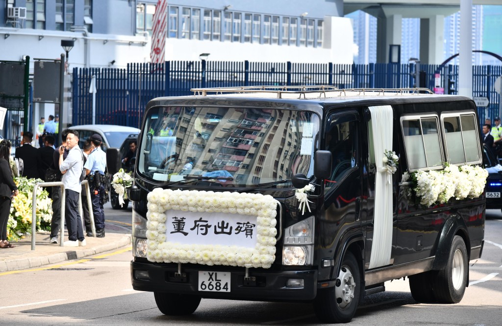 靈車今早離開香港殯儀館。 靈車今早離開香港殯儀館。