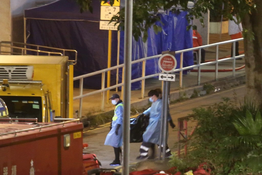 仵工清晨從受災單位抬出五具遺體,其中兩具體型明顯較小,疑為兒童,令人悲痛。蔡楚輝攝 仵工清晨從受災單位抬出五具遺體,其中兩具體型明顯較小,疑為兒童,令人悲痛。蔡楚輝攝