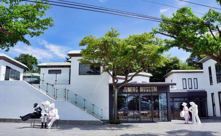 朱銘美術館由朱銘於1999年9月19日正式成立，是台灣最大的戶外美術館。（圖片來源：朱銘美術館網站）​