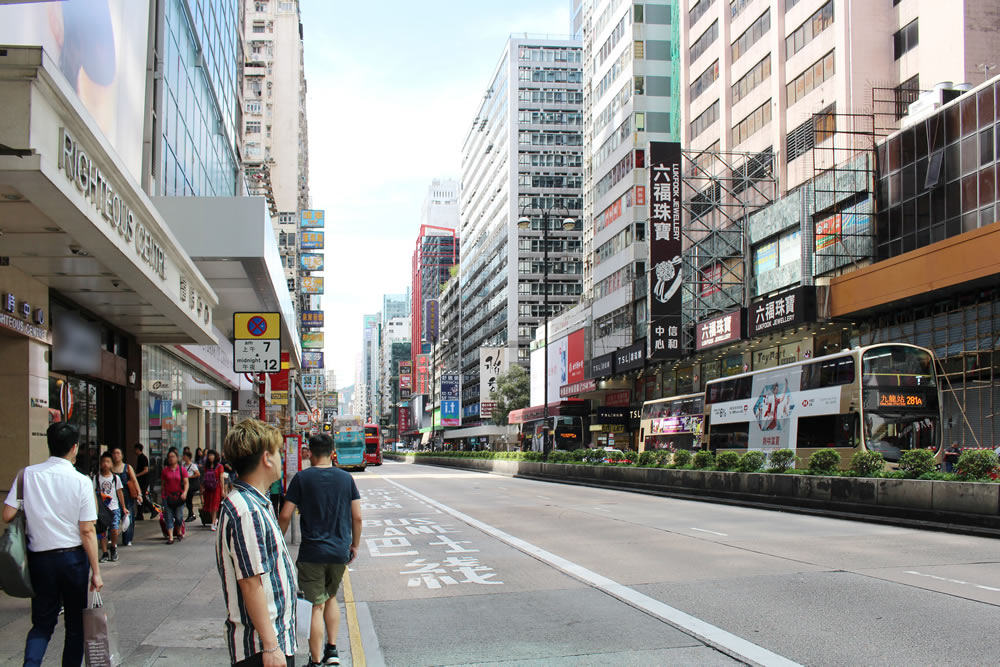 香港现时不少地方名具殖民地时代色彩。图为弥敦道。（资料图片）