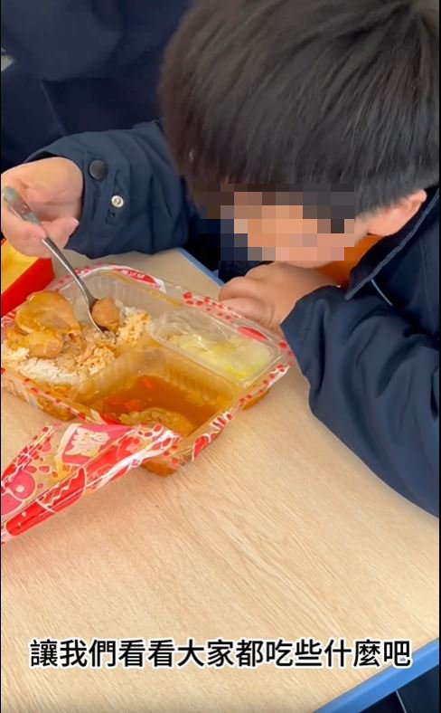 短片片長只有35秒，描述文字寫道：「香港小學生午餐都吃甚麼  香港小學沒有食堂，但有老師陪伴著的一個小時的快樂午餐時間，今天和大家一起來看看吧」。