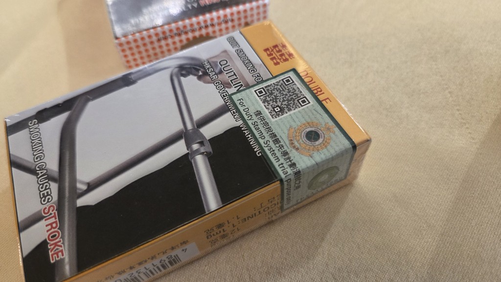 ,「完稅標籤制度」下,完稅煙包裝會印有海關的二維碼及防偽特徵,惟目前海關仍未敲定完稅標籤的大小及擺放位置。 ,「完稅標籤制度」下,完稅煙包裝會印有海關的二維碼及防偽特徵,惟目前海關仍未敲定完稅標籤的大小及擺放位置。