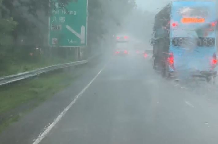 大雨令能见度低，驾驶人士要小心。网片截图