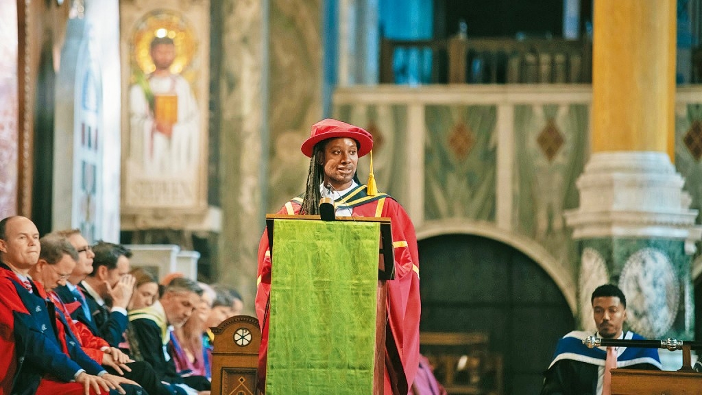 劍橋大學前教授阿迪2024年獲英國聖瑪麗大學授予榮譽博士學位。 聖瑪麗大學