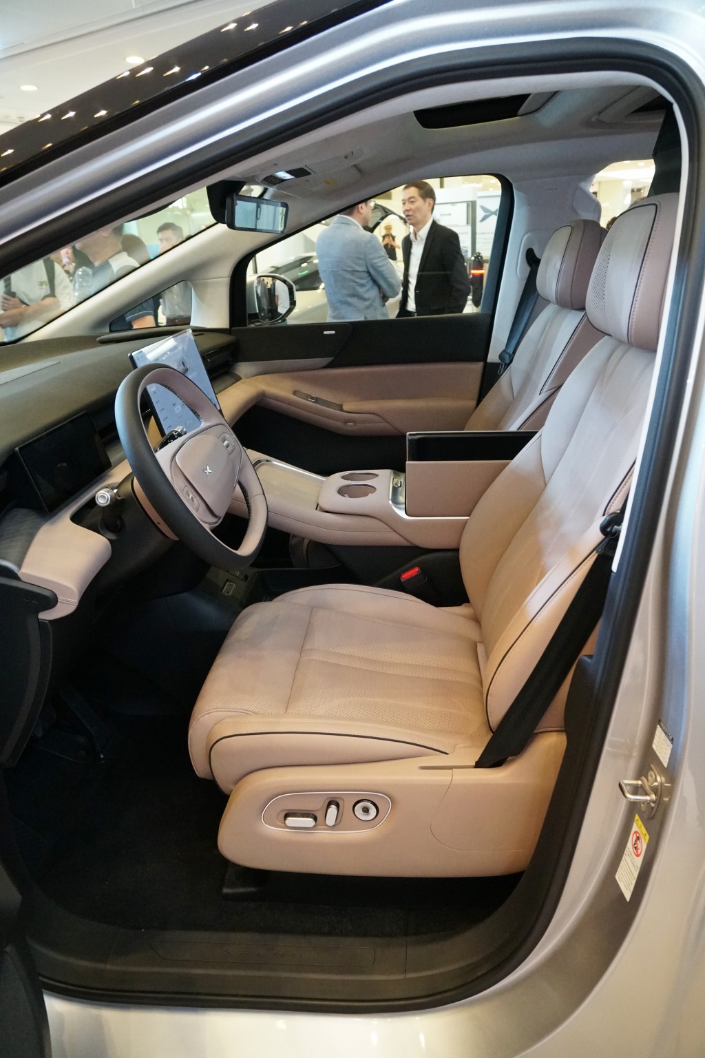 小鵬汽車XPENG X9車廂三排2+2+3座椅以高級皮革包裹。