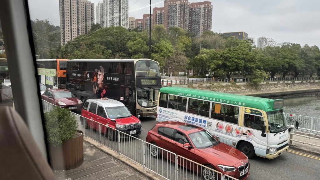 沙田大涌橋路近獅子山隧道公路一條鹹水管爆裂。網上圖片 沙田大涌橋路近獅子山隧道公路一條鹹水管爆裂。網上圖片