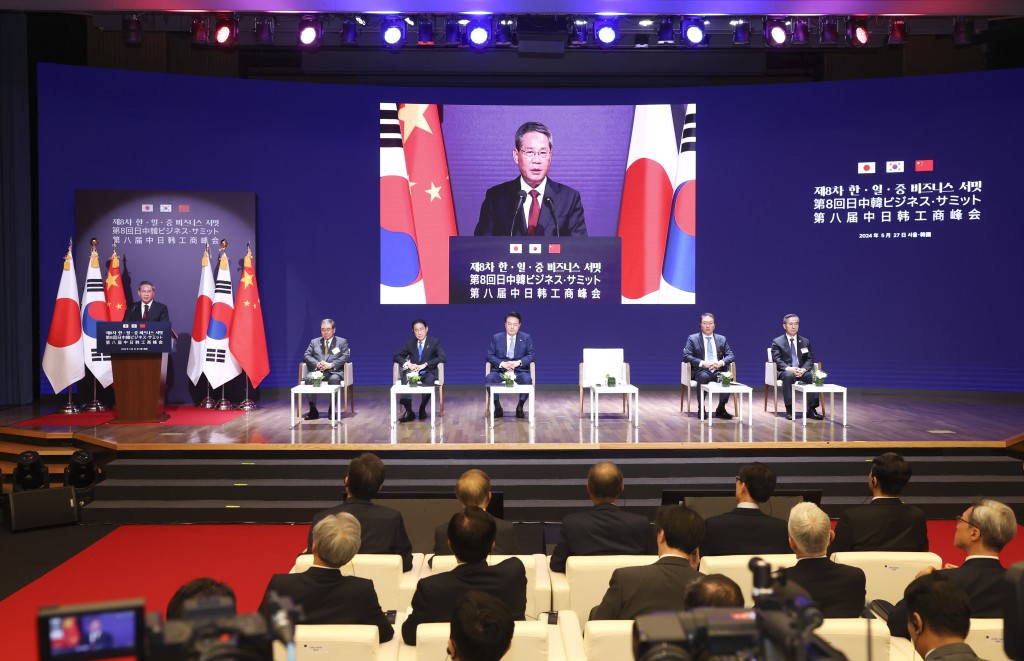 中日韩峰会相隔4年多重启，在经贸及人员往来方面达成多项共识。新华社