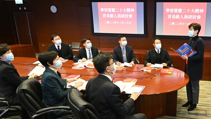 海關關長何珮珊(右)為首長級人員進行研討會,分享學習貫徹二十大精神的要義。